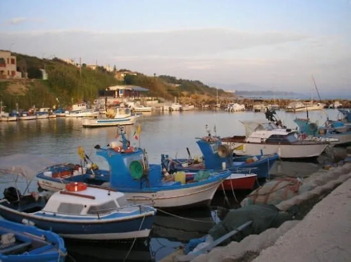 Alghe e sabbia "intrappolano" barche pescatori a Selinunte