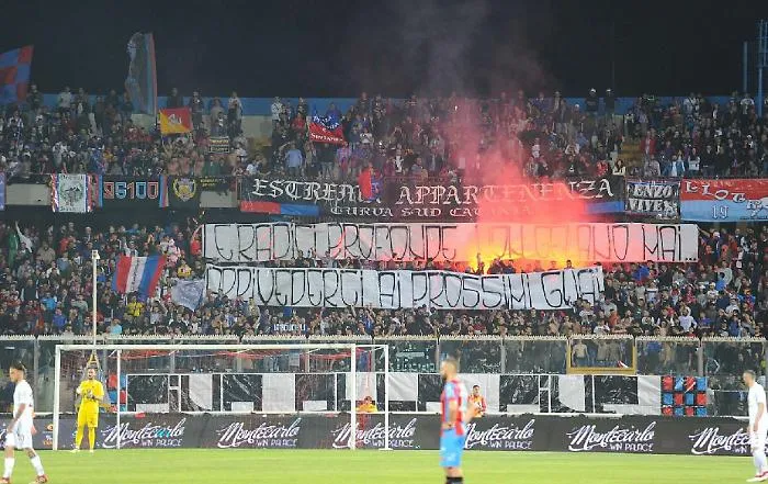 Calcio Catania, squadra e tecnico contestati: dopo la festa, nella notte esplode la rabbia