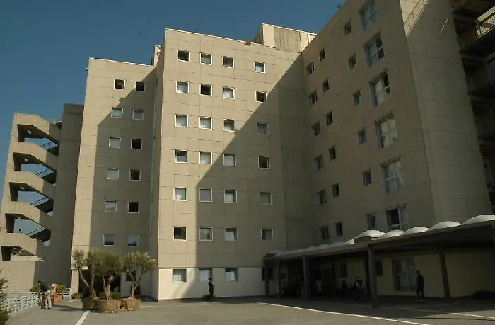 Catania, polizia salva aspirante suicida su torre ospedale Garibaldi