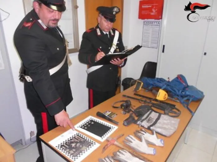 Siracusa, denunciati due &ldquo;tombaroli&rdquo; che depredavano Noto Antica