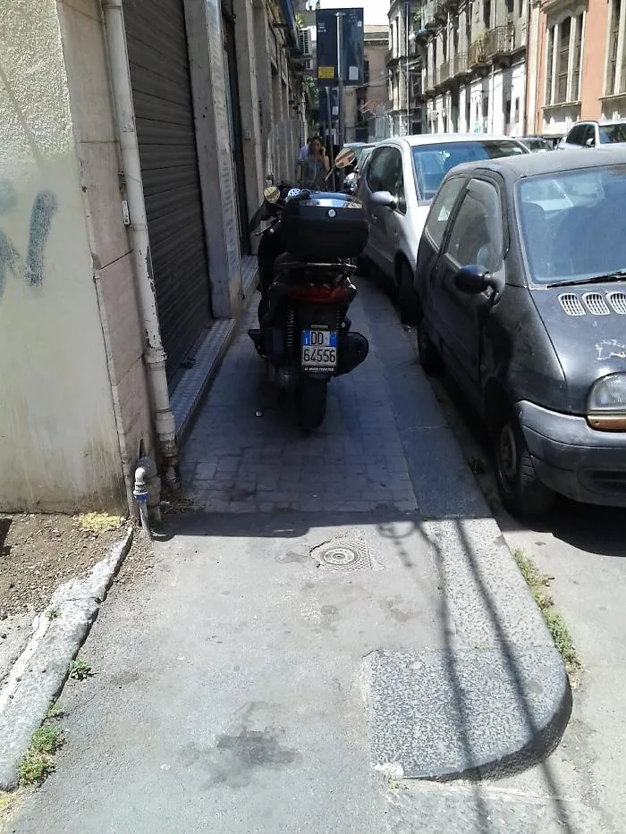 Catania,  via Caronda:  Scooter sul marciapiede, pedoni costretti a transitare per strada