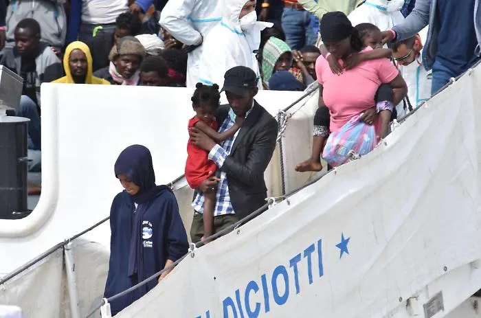 Sbarca da nave Diciotti un siriano che da quando ha visto morire la mamma sotto le bombe non parla pi&ugrave;
