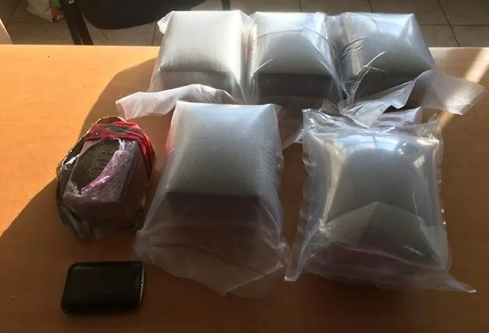 Siracusa, la Polizia trova e sequestra 5,5 chili di hashish in un condominio