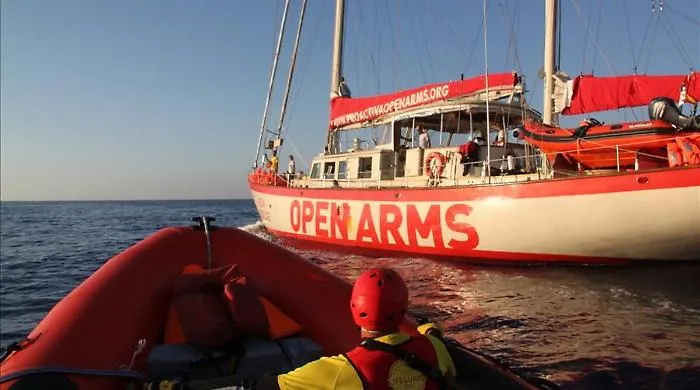 Migranti, il governo vieta l'attracco alla nave Astral della Ong Proactiva