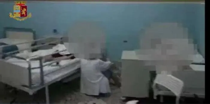 Casa riposo lager a Vittoria, anziane chiuse in stanza: arrestato titolare