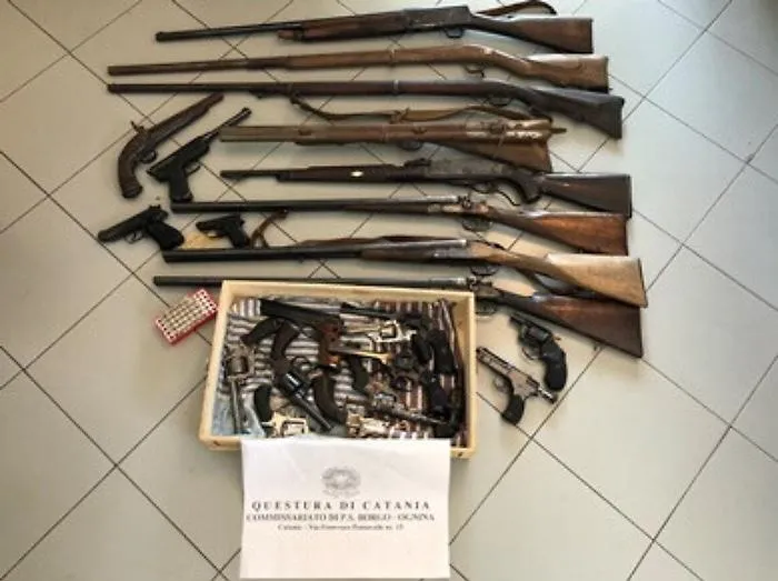 Catania, eredita varie pistole e fucilima non lo segnala: scatta denuncia