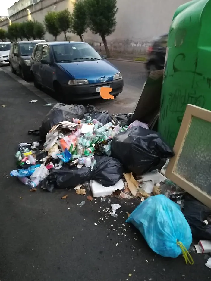 Catania; via Gigi Macchi: rifiuti sul marciapiede dal 15 agosto!