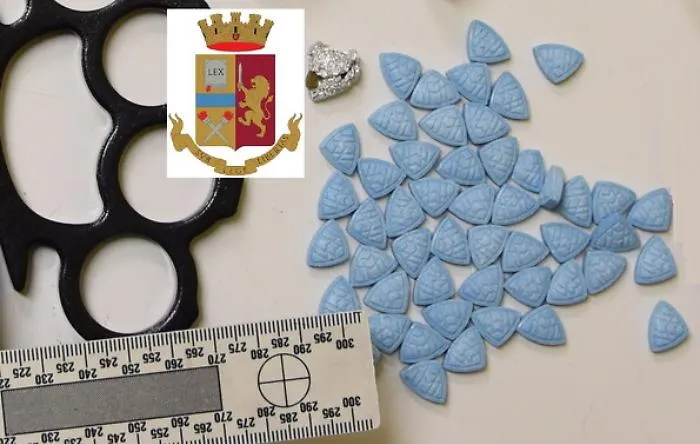 Maxi sequestro di ecstasy a Marsala, due arresti: indagini su traffico di droghe sintetiche 