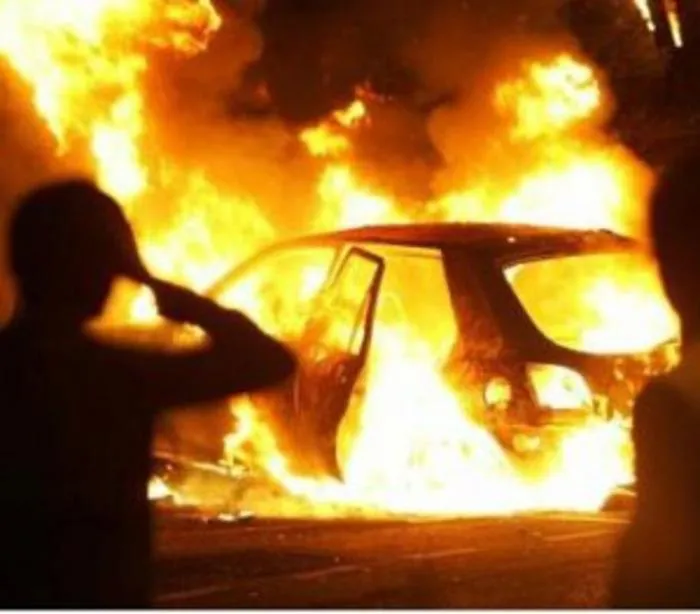 Priolo, esplosione nella notte: in fiamme l'auto di un operaio
