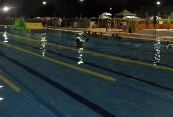 Siracusa, entrano nella piscina comunale di notte e fanno festa: denunciati