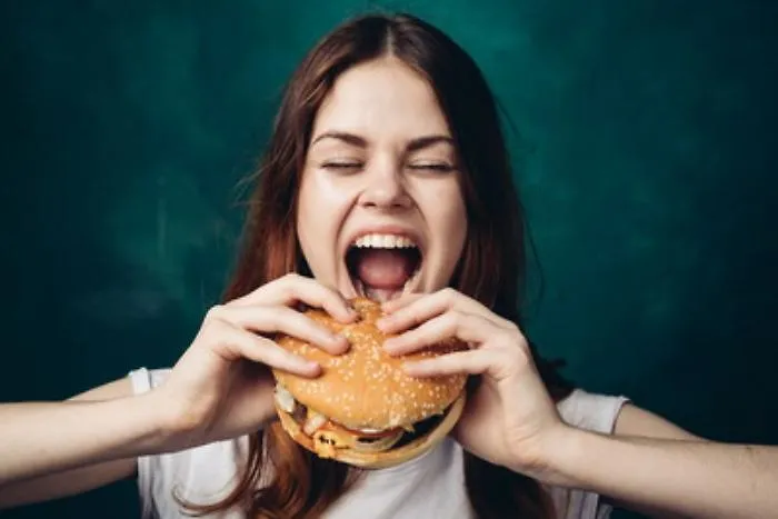 Quei mangiatori compulsivi che sono &ldquo;schiavi&rdquo; del cibo