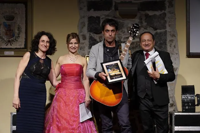 Abate,  "cantattore" catanese che piace a Fiorello e che spopola su Youtube