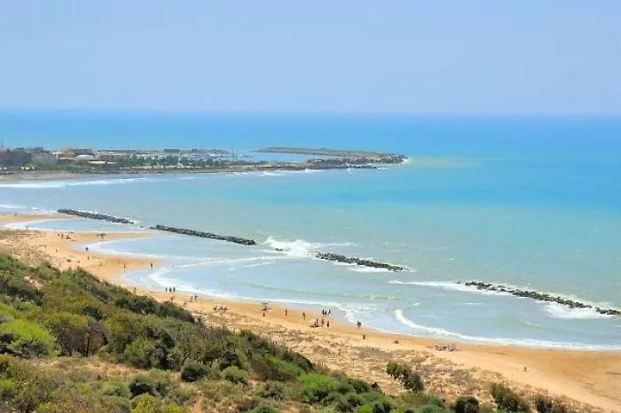 Orgia consumata, in piena notte, sulla spiaggia di Maddalusa davanti a testimoni