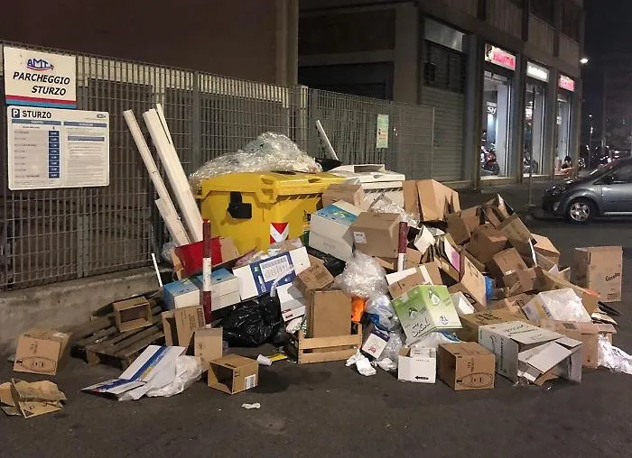 Catania: parcheggio di Via Sturzo sommerso dai rifiuti