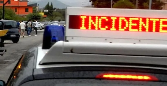 Tragico scontro a Terrasini: muore un turista, grave la compagna, 6 i feriti
