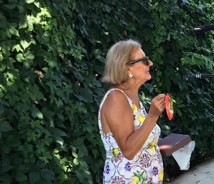 E Salvini a Taormina riceve un corno rosso contro la iella da una pensionata