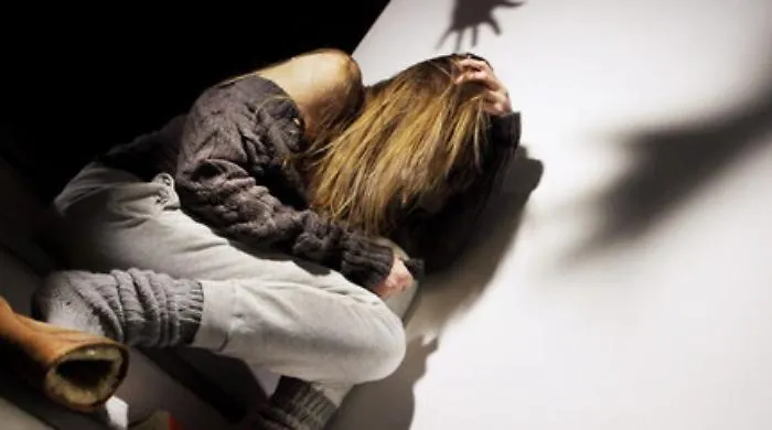 Minacce, botte e gravidanze imposte: 14enne salvata da maresciallo a Catania