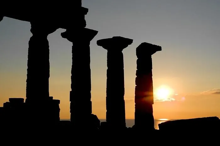 La magia del tramonto al teatro di Selinunte
gli attori di "Troiane" faranno da guida ai visitatori