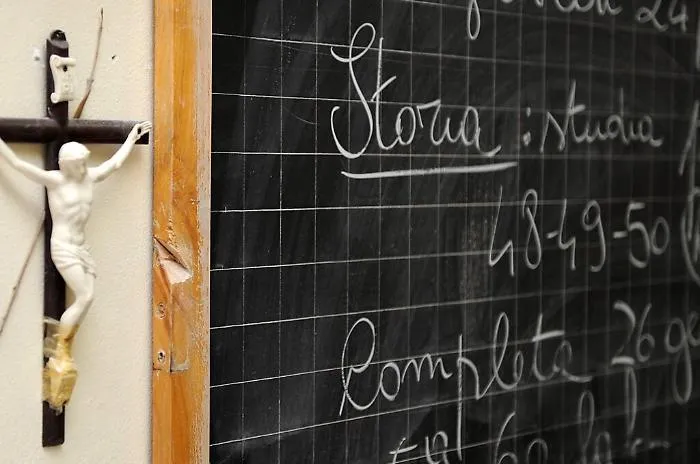 Mons. Pennisi. &laquo;Togliere il crocifisso dalle aule? &Egrave; un aiuto a Salvini&raquo;