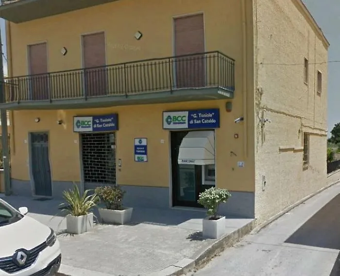 Marsala, rubano escavatore, sfondano parete e portano via un bancomat