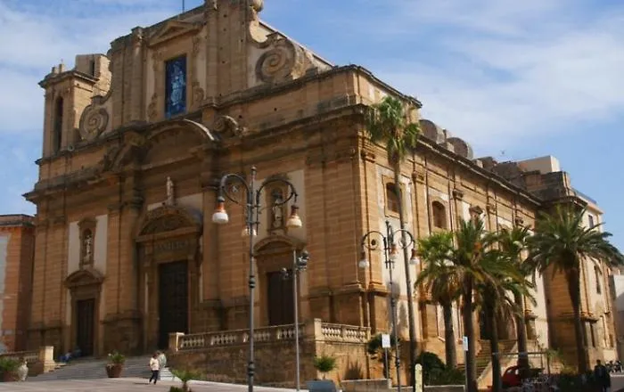 L'addio a Sciacca alla bambina morta per un aneurisma