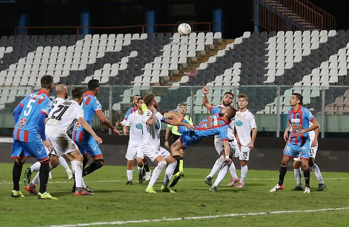 Coppa Italia, il Catania fa fuori la Leonzio con un'acrobazia di Curiale 