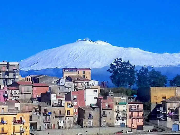 Centuripe incorniciata dall'Etna innevata
