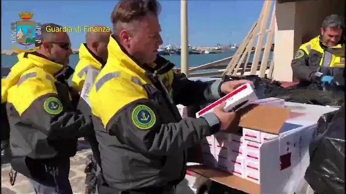 Traffico di "bionde" nel Canale di Sicilia: presi 17 contrabbandieri, sequestrate 8 navi