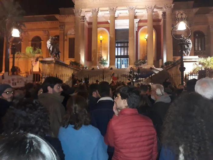 Sardine, 4000 in piazza a Palermo al grido di "Populisti, la festa &egrave; finita"