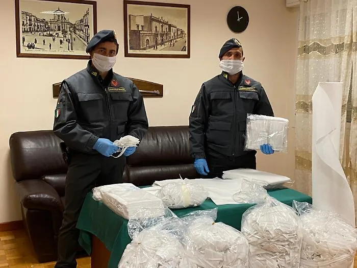 Palermo, la GdF sequestra oltre duemila mascherine in due farmacie