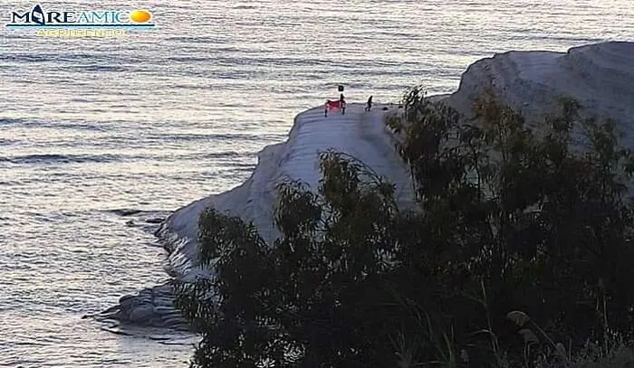 Assembramento, stasera, sulla Scala dei Turchi 