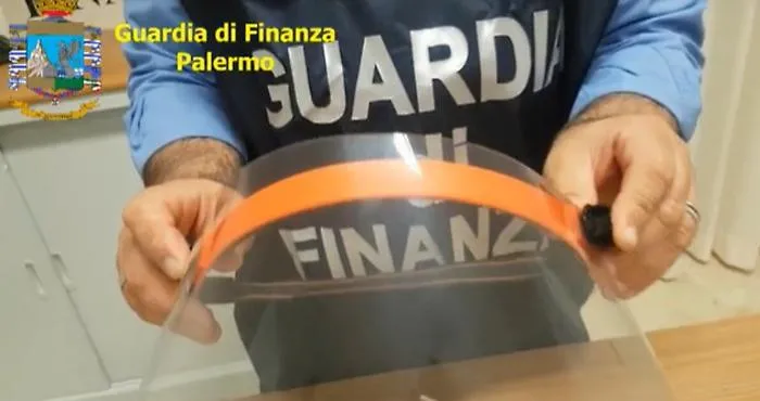 Mascherine e visiere da giardinaggio a prezzi "salati": imprenditore denunciato