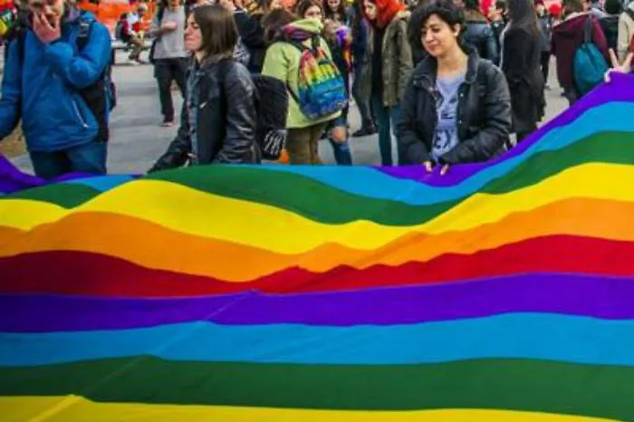 Caltagirone, per denigrarla la chiamano al maschileScoppia una rissa dopo gli insulti omofobi 