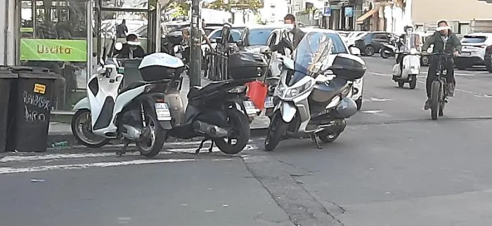 Catania. Assembramento di motocicli sulle strisce pedonali