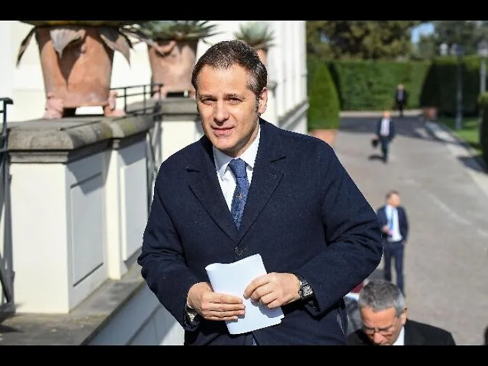 Mazzette eolico: &laquo;Questi M5S rompono sempre i cogl... Meno male che sono in declino&raquo;