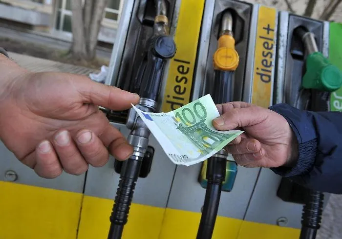 Maxi truffa di "furbetti" del gasolio: imprese lo pagavano 90 cent al litro 