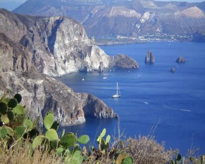 La sfida delle Eolie: 4 Hotel mostra le bellezze dell'arcipelago, e le rivalit&agrave;