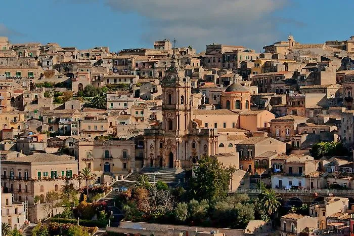 Modica, droga ceduta pure a minori e davanti alle scuole: nove arresti 