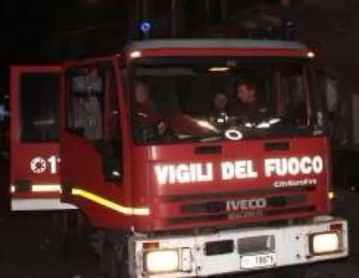 Santa Flavia, a fuoco isola ecologica, quattro operai intossicati