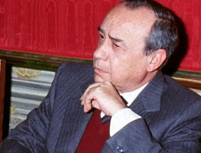 Sciascia e la sua inseparabile Olivetti portatile