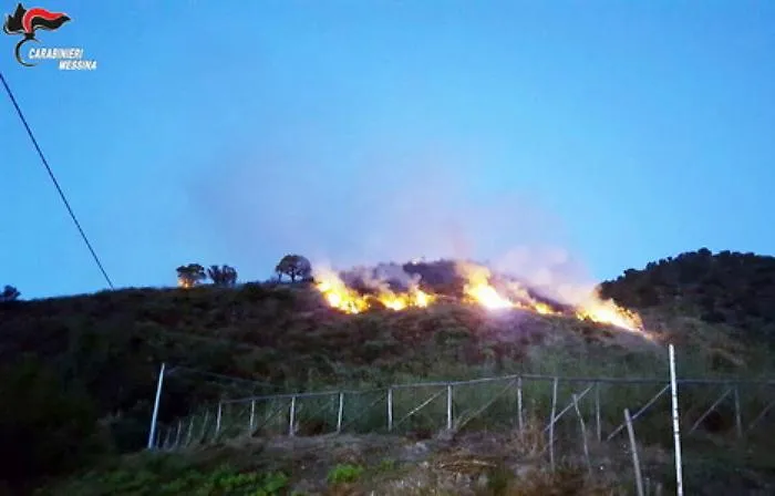 Messina, incendiava boschi e cassonetti e poi metteva i video sui social: arrestato