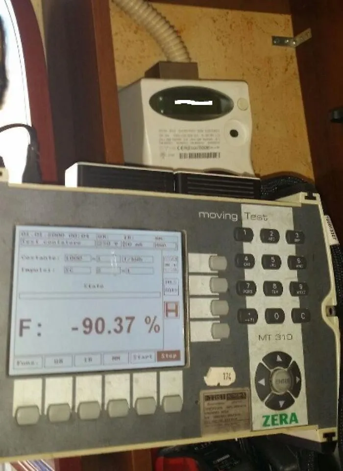 Palermo, armeggia sul contatore dell'Enel e muore folgorato