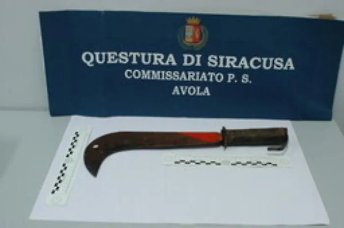 Avola, aspetta il sindaco davanti il municipio e lo minaccia con una roncola: arrestato