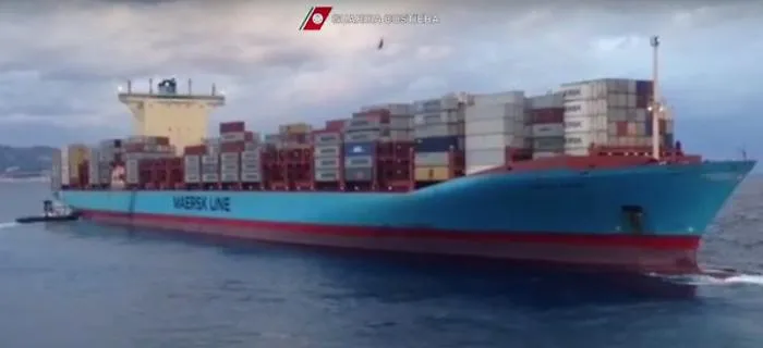 Stretto di Messina, porta containers si incaglia, poi i rimorchiatori lo "liberano"