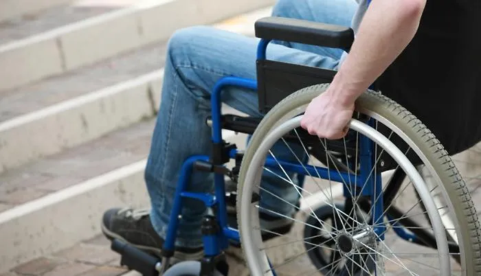 Rubano la carrozzina a ragazzo paraplegico, medico di Catania gliela ricompra