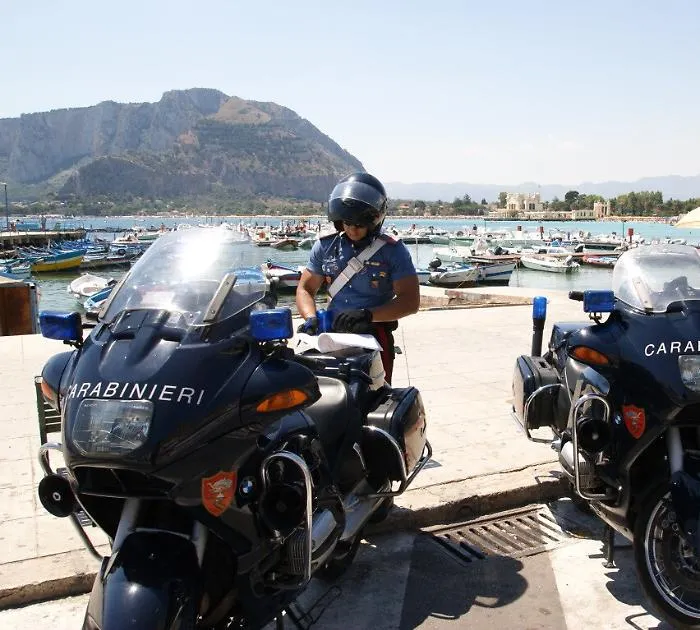 Mondello, rubano borsello in spiaggia, arrestati dai carabinieri