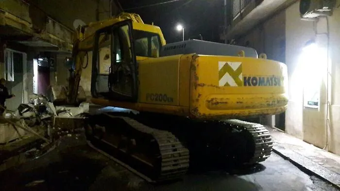 Aci Castello, bancomat lasciato in strada: rapinatori rompono per errore escavatore