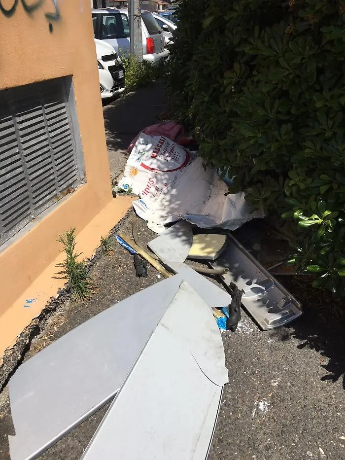 Via San Filippo Neri a Catania, anche i passaggi pedonali ostruiti da rifiuti: che scifo