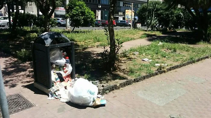 Immagine di ordinario degrado cittadino da piazza Ariosto a Catania