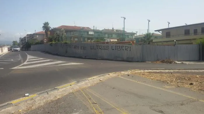 Disagi per pedoni in via Generale Ameglio: &laquo;Via le lamiere e s&igrave; ai marciapiedi&raquo;